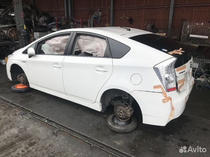 Усилитель бампера передний Toyota Prius ZVW30