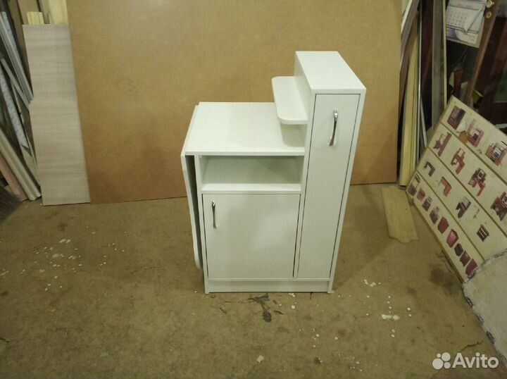 Маникюрный стол 