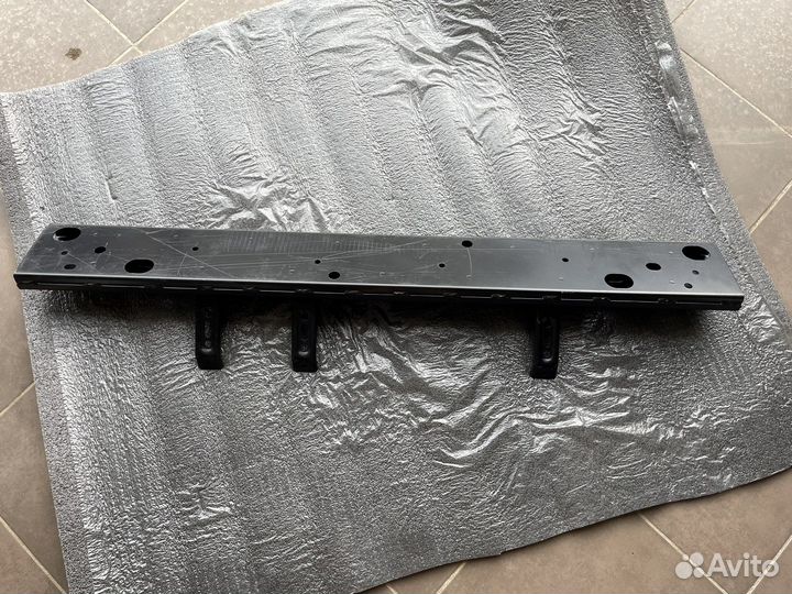 Усилитель бампера toyota hilux 8