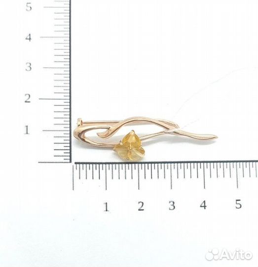 Золотая брошь с камнем