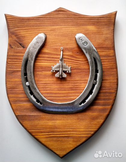Панно подкова на счастье с копией истребителя Су-5