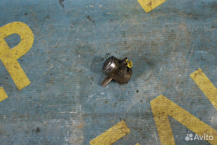 Личинка замка багажника Toyota Avensis