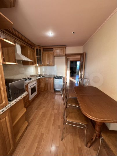 2-к. квартира, 72 м², 8/10 эт.