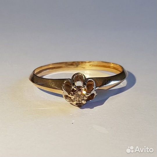Золотое кольцо с бриллиантом