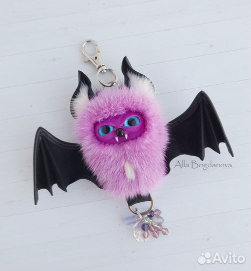 Подвеска в авто на зеркало Розовая летучая мышь