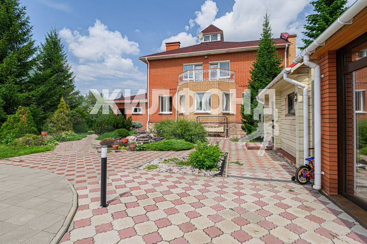 Дом 318 м² на участке 10 сот.