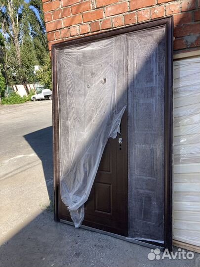 Дверь входная двухстворчатая