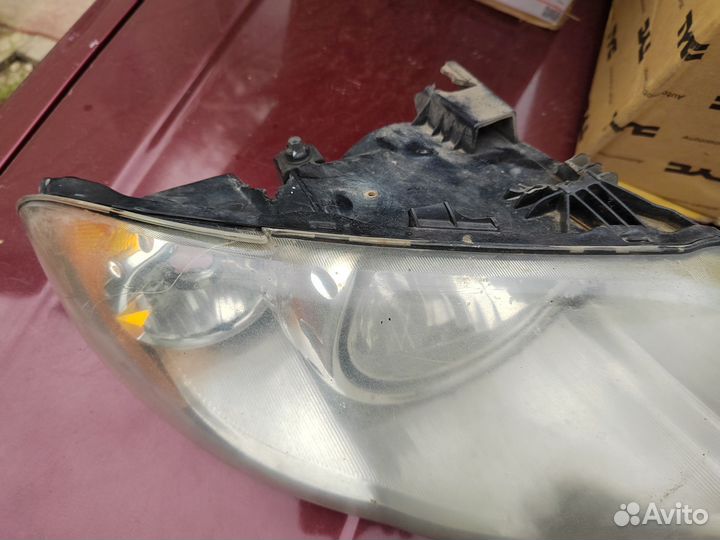 Фары бу chrysler town country 2003-2008