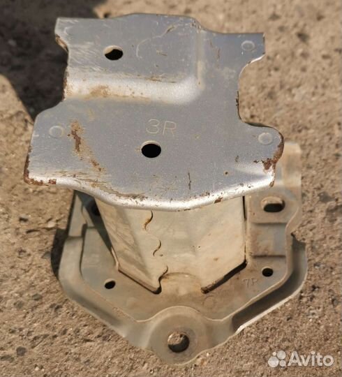 Кронштейн усилителя бампера Toyota Corolla 150