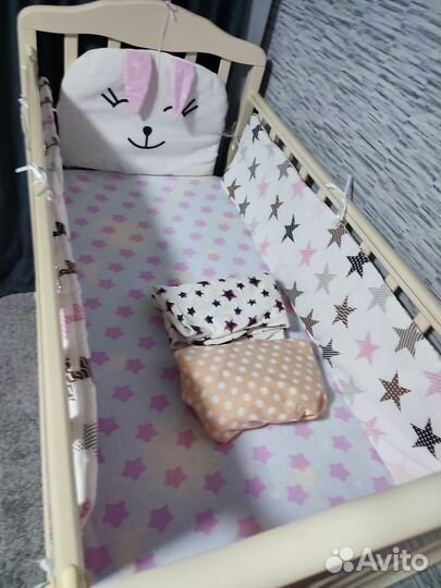 Детская кроватка с маятником и комодом