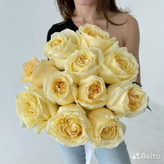 Букет из 11 пионовидных кремовых роз «Кэндллайт»