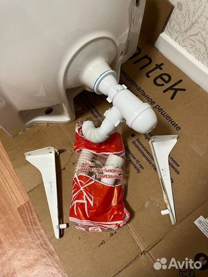 Раковина с сифоном с креплениями