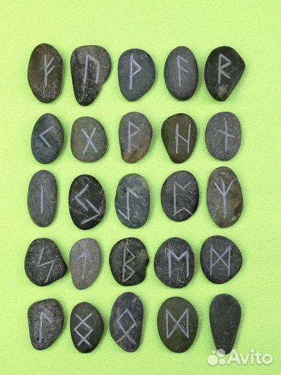 Руны скандинавские из камня