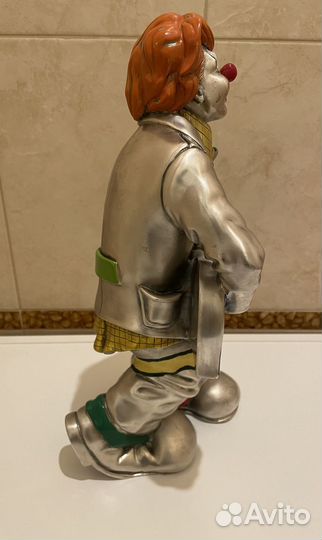 Большой клоун с гитарой