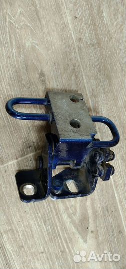 Петля двери Volkswagen Caddy