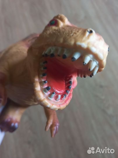 Большой динозавр