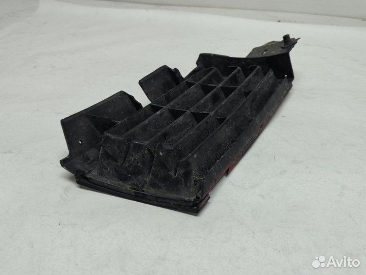 Решетка в бампер передняя левая Mitsubishi Carisma