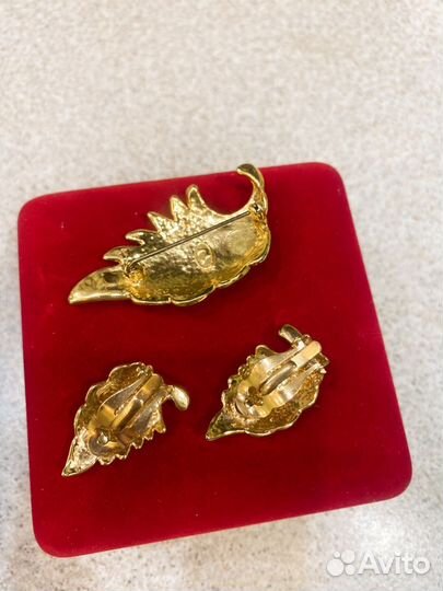 Набор украшений. Брошь и клипсы