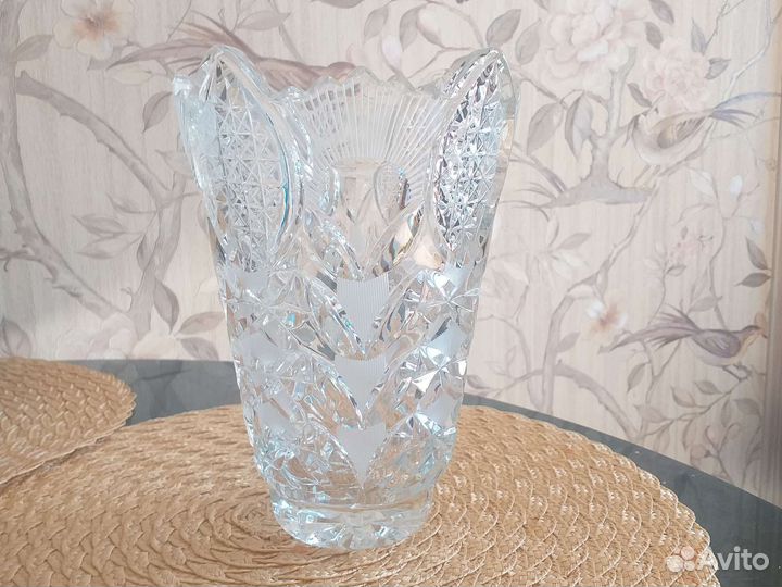 Ваза для цветов хрустальная и из цветного стекла