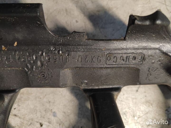 Изолятор топливной рампы верхний левый Land Rover