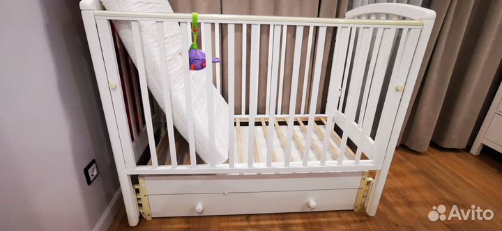 Детская кроватка с маятником