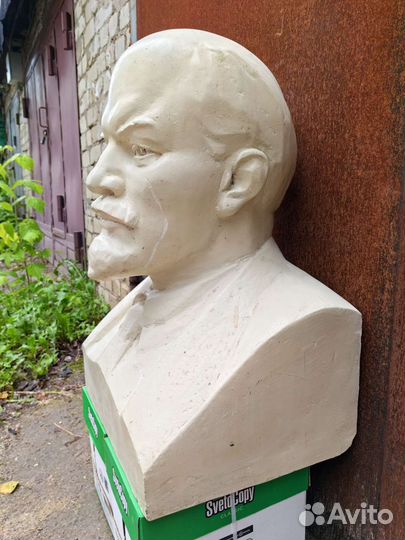 Огромный бюст Ленина