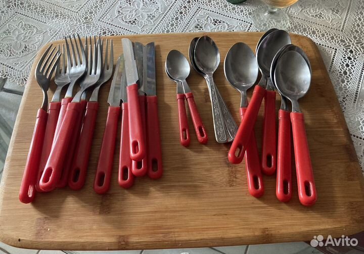 Столовые приборы и рюмки