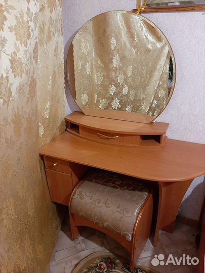Столик с зеркалом (комплект)