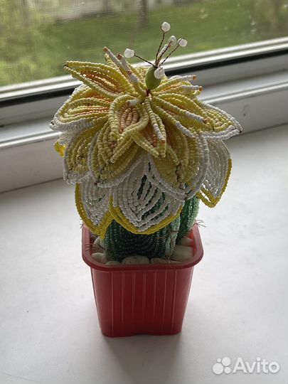 Цветок из бисера