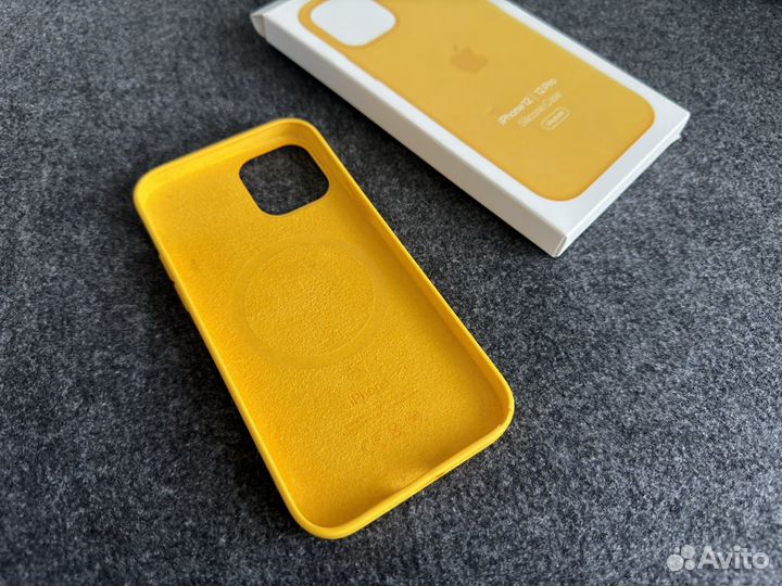 Чехол Apple Silicone Case iPhone 12 / 12 Pro