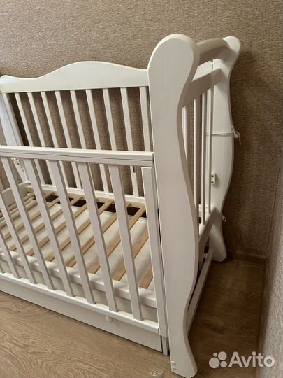 Детская кроватка с маятником