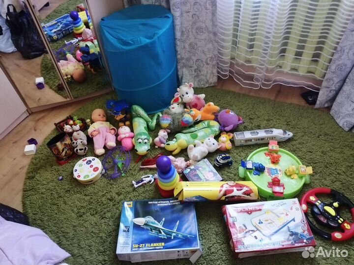 Корзина с игрушками