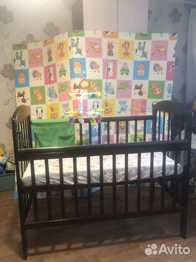 Детская кроватка с маятником