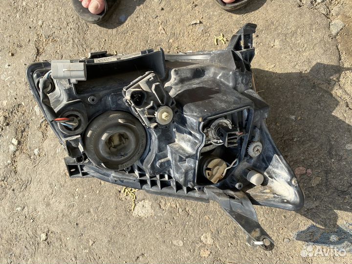 Фара Avensis левая