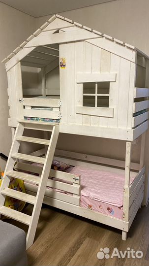 Двухъярусная кровать домик