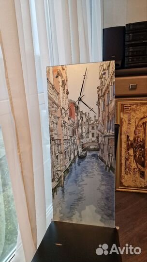 Часы на зеркале картине