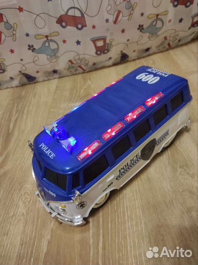 Полицейская машина-фургон на пульте управления