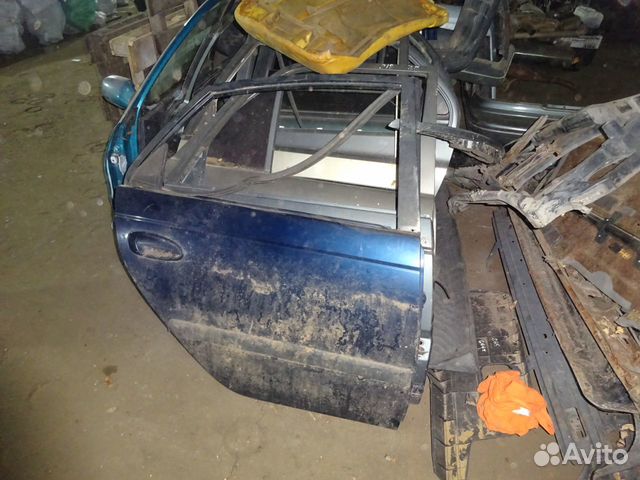 Дверь Toyota Avensis правая задняя 2001