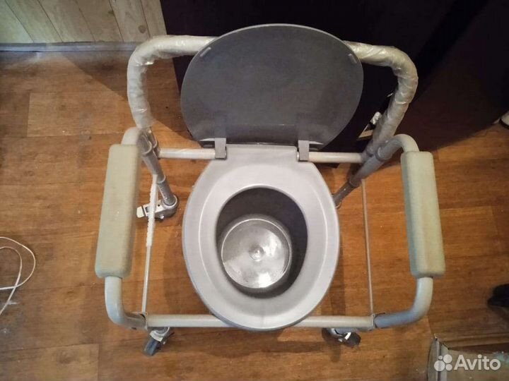 Кресло-каталка на колесах