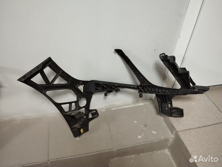 Кронштейн переднего бампера Mercedes Benz w212