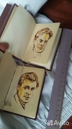 Книги с переводом на румынский Есенин. маяковс