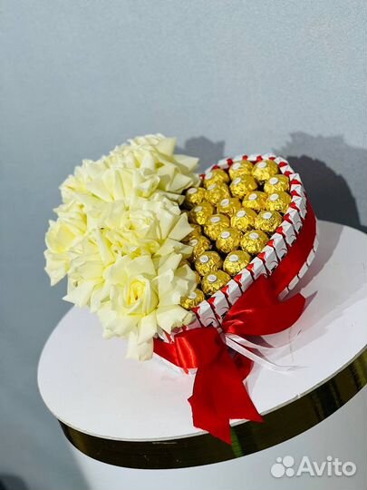 Торт сердце из роз и киндер шоколада