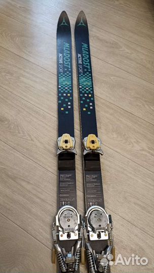 Горнолыжные ботинки и лыжи в комплекте