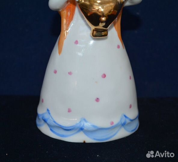 Фарфоровая статуэтка- Девушка с самоваром