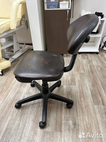 Кресло для мастера маникюра бу