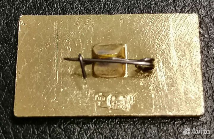 Значок молодому передовику за успехи в труде