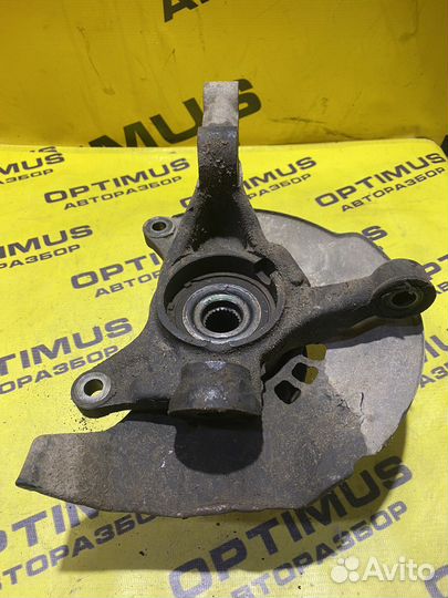 Поворотный кулак правый Toyota Voxy