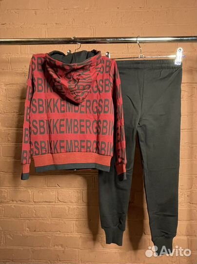 Костюм для мальчика новый 110см