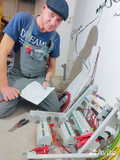 Электрика вызвать, заменить розетку или светильник