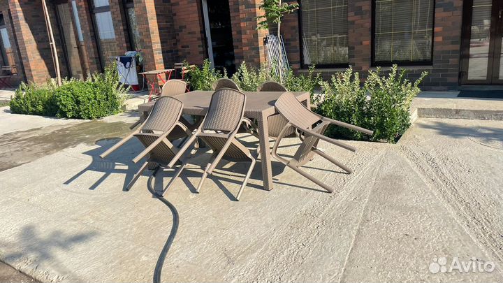 Пластиковый стол и кресла